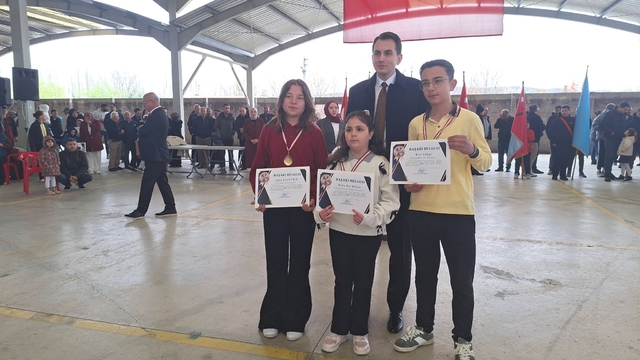 Hisarcık'ta başarılı öğrenciler ödüllendirildi