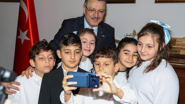 Başkan Genç, koltuğunu minik Hamza'ya devretti