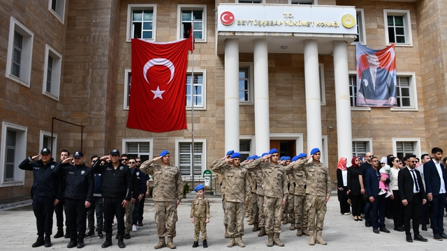 Küçük kız kolluk kuvvetleriyle selam durdu