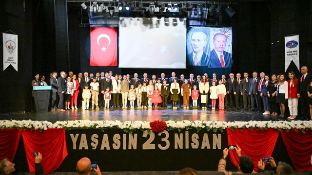 Milli eğitim müdüründen ibretlik uyarı:
"Çocuklar markalara, şöhrete ve sahte kahramanlara inanıyor"