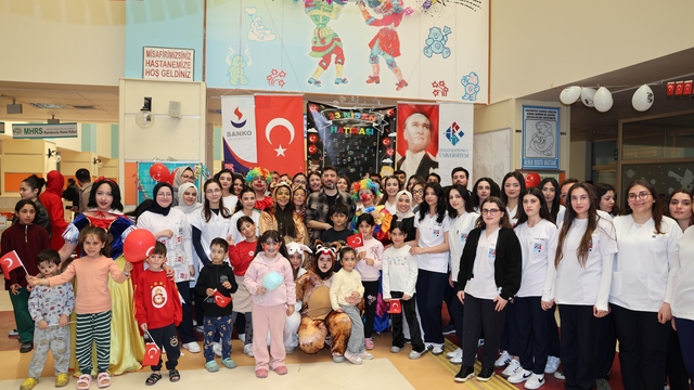 Hasan Kalyoncu Üniversitesi Hemşirelik Bölümü öğrencilerinden çocuklara bayram hediyesi