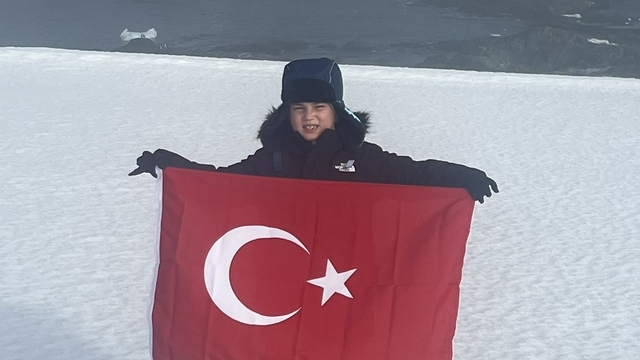 7 yaşındaki Pars, Güney Kutbu'nda Türk bayrağı açtı
Aydınlı ilkokul öğrencisi, özel izinle Antarktika'da 14 gün geçirdi