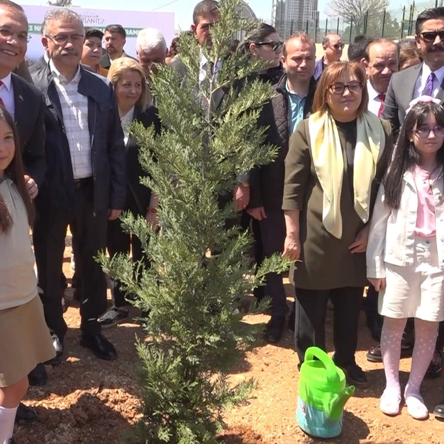 Gaziantep'te 23 Nisan'da fidanlar toprakla buluşturuldu