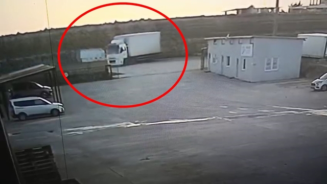 Kamyona çarpan minibüsün sürücüsü yaralandı; kaza kamerada