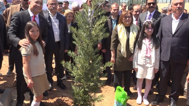 Gaziantep'te 23 Nisan'da fidanlar toprakla buluşturuldu