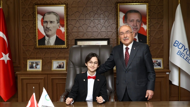 Başkan Güler koltuğunu 6'ncı sınıf öğrencisi Dağhan Öztürk'e devretti
Temsili vali ve temsili başkan telefonla görüşüp, birbirlerinin bayramlarını kutladı