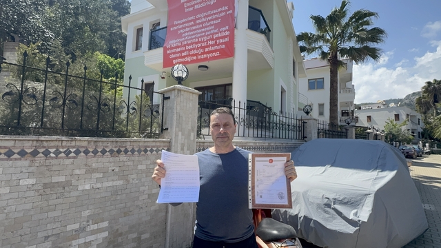 Marmaris'te  "Adalet istiyoruz" diyerek balkona pankart astılar