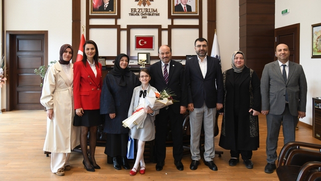Rektör Çakmak'tan 23 Nisan jesti: Koltuk Asya Mina'ya emanet