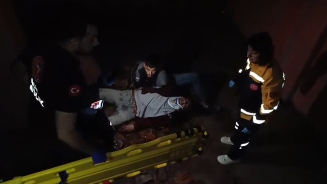 Merdivenlerden yuvarlanan işçi yaralandı