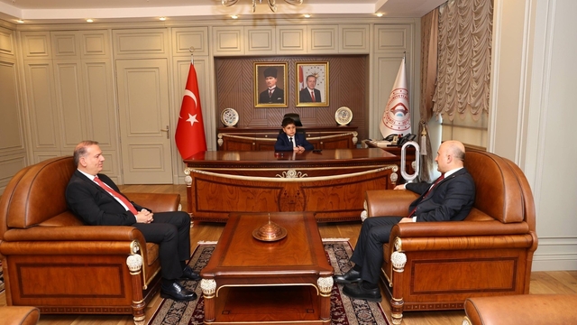 Vali Varol koltuğunu Özgür Kaşıyuğun'a devretti
