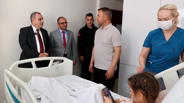 Rektör Prof. Dr. Altun'dan tedavi gören çocuklara 23 Nisan ziyareti