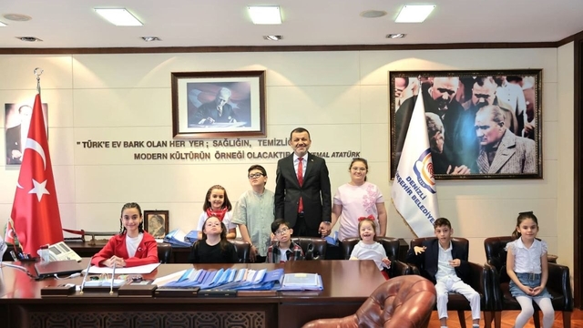 Başkan Çavuşoğlu koltuğunu çocuklara devretti
Başkan Çavuşoğlu: "Sizlerin ışığı yolumuzu aydınlatıyor"