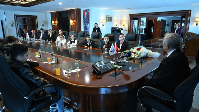 ABB Başkanı Yavaş, koltuğunu çocuklara devretti