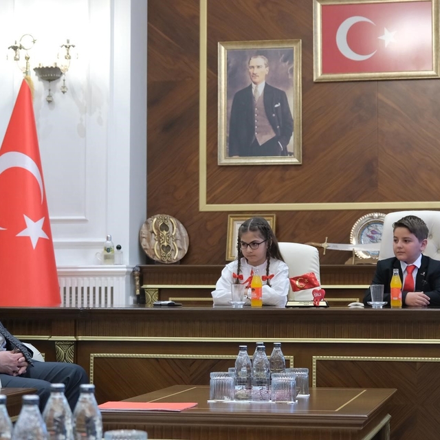 Başkan Aşgın koltuğu çocuklara emanet etti