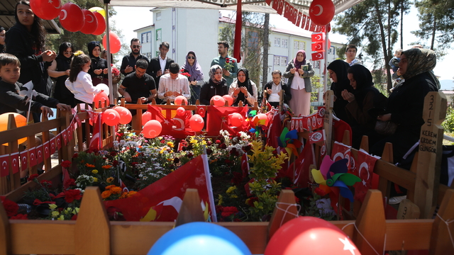 Kahramanmaraş'ta okul saldırısında hayatını kaybeden çocuklar 23 Nisan'da mezarları başında anıldı