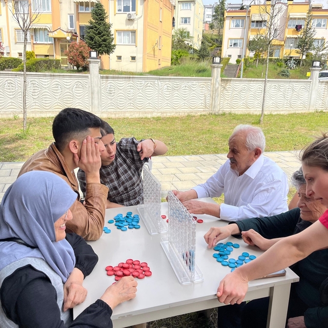 Gönüllü gençlerden alzheimer hastalarına moral desteği