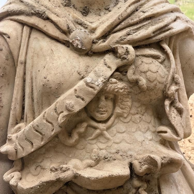 Laodikeia'da 2 metrelik Athena heykeli gün yüzüne çıkartıldı