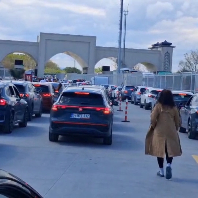 Sınır kapısında 23 Nisan yoğunluğu: Saatlerdir karşıya geçmeyi bekliyorlar