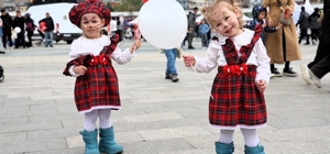 23 Nisan'da çocuklar kırmızı beyaz renklerle sahne aldı