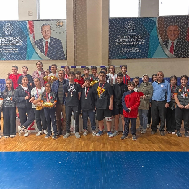Düzce'de 100 sporcu raket salladı