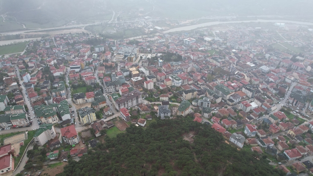 Tokat'ta toprak kayması nedeniyle 13 dairenin tahliye edildiği bölge dron ile görüntülendi