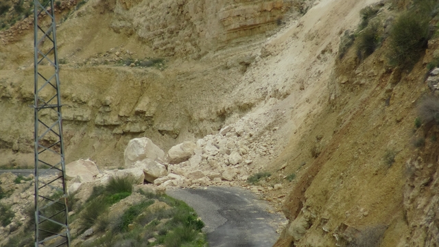 Gercüş'te dev kayalar yolu kapattı