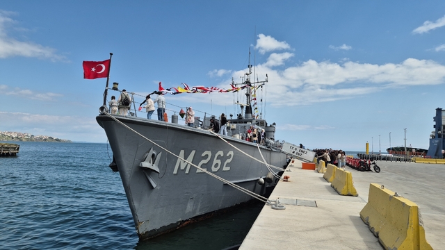 Tekirdağ'da savaş gemisi ziyarete açıldı
23 Nisan'da savaş gemisine akın: TCG Enez kapılarını çocuklara açtı