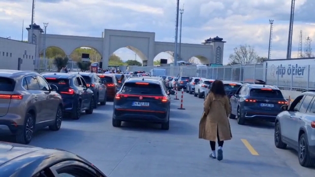 Sınır kapısında 23 Nisan yoğunluğu: Saatlerdir karşıya geçmeyi bekliyorlar