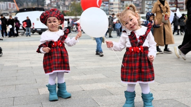 23 Nisan'da çocuklar kırmızı beyaz renklerle sahne aldı