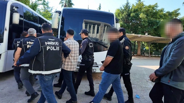 Mersin'de zehir tacirlerine darbe: 13 gözaltı
Narkotik ekiplerinin düzenlediği operasyonda 41 kilo 415 gram uyuşturucu ele geçirildi