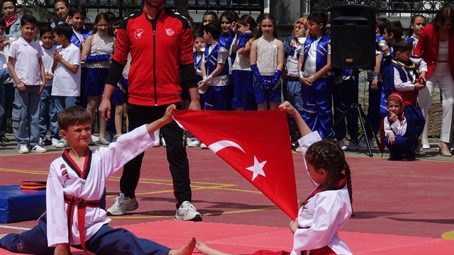Edremit'te 23 Nisan Ulusal Egemenlik ve Çocuk Bayramı kutlandı