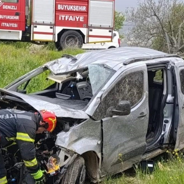 Kontrolden çıkan otomobil tarlaya girdi; 4 yaralı