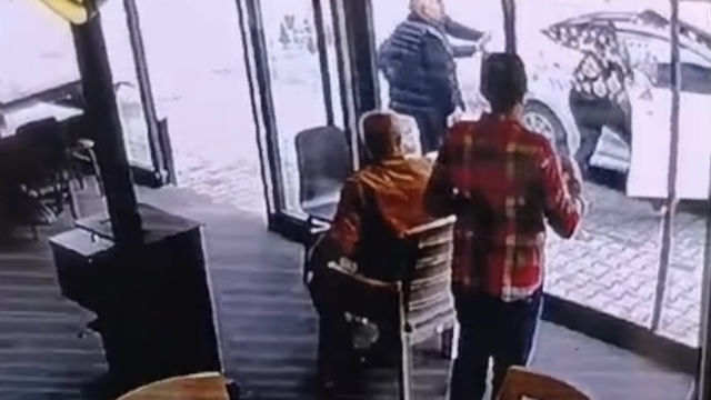 Bartın'da el freni çekilmeyen otomobili son anda durdurdu