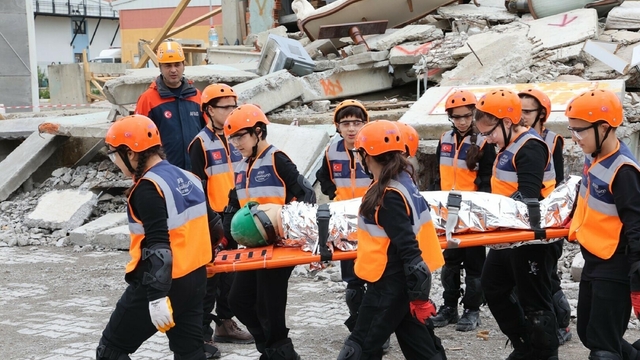 İzmir'de 'afeti' çocuklar yönetti