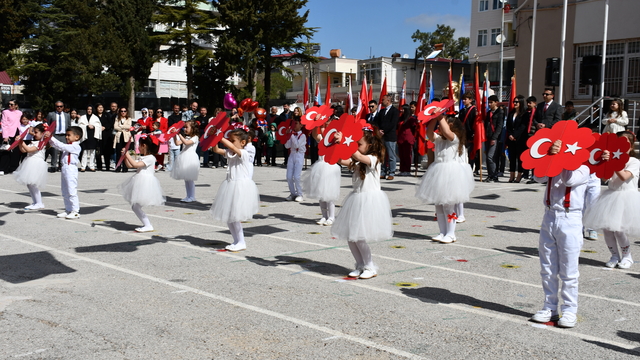 Adana ve Mersin'in ilçelerinde 23 Nisan Ulusal Egemenlik ve Çocuk Bayramı kutlandı