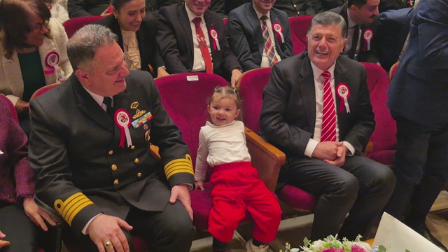 Annesinden elinden kurtulan minik, Vali Arslan'ın koltuğuna oturdu
23 Nisan'ı polis telsizinden anons ederek kutladılar