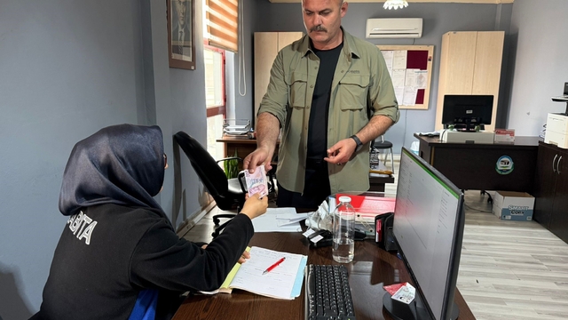 Başkan koruması bankamatikte bulduğu parayı zabıtaya teslim etti