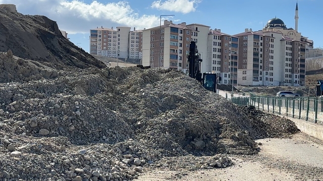 Yüksekova'da toprak kayması: Pizok yolu 18 gündür kapalı