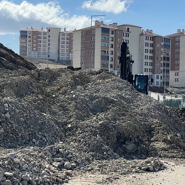 Yüksekova'da toprak kayması: Pizok yolu 18 gündür kapalı