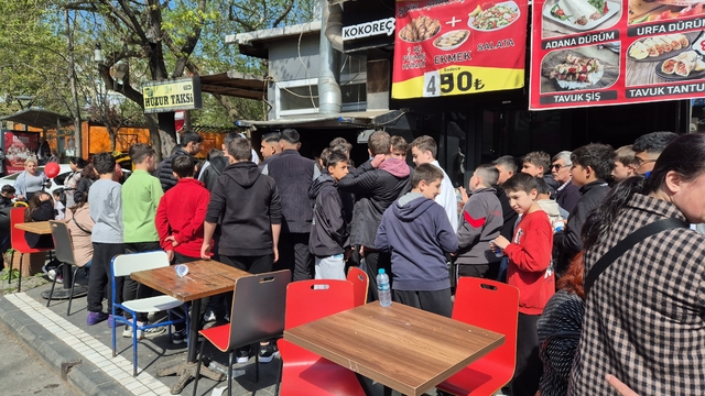 23 Nisan'da bedava kokoreç izdihamı
Tekirdağ'da 1 işletmeci 23 Nisan'da çocuklara bedava kokoreç dağıttı