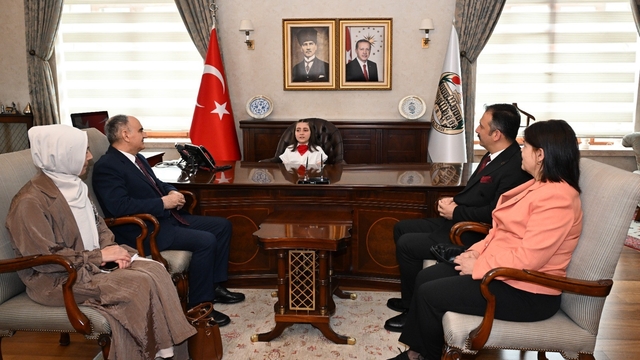 Manisa'da Valilik makamı minik Mehlika'ya emanet