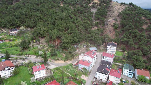 Tokat'ta heyelan riski sebebiyle boşaltılan bölge dronla görüntülendi