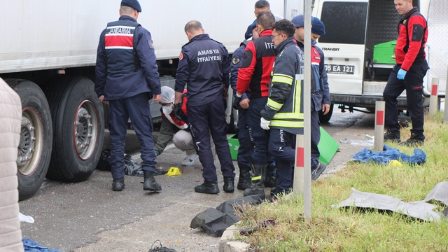 Amasya'da cenaze dönüşü feci kaza kamerada: Otomobilden fırlayan bebek hayatını kaybetti