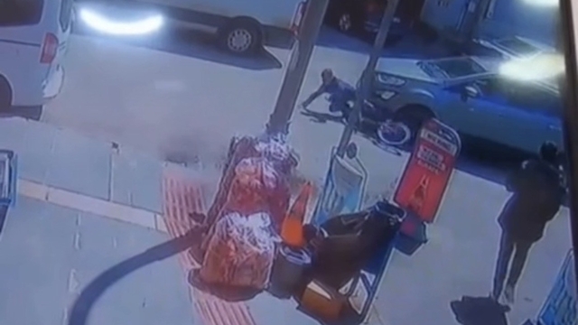 Batman'da bisikletiyle otomobilin altına giren çocuk metrelerce sürüklendi: O anlar kamerada