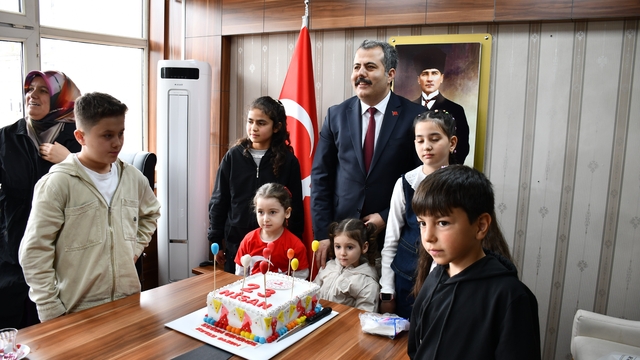 Kaymakamlıktan 23 Nisan'da doğan çocuklar için jest