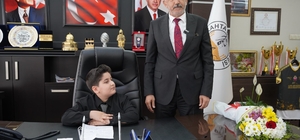 Başkan Hallaç, koltuğunu 10 yaşındaki Ebubekir'e devretti