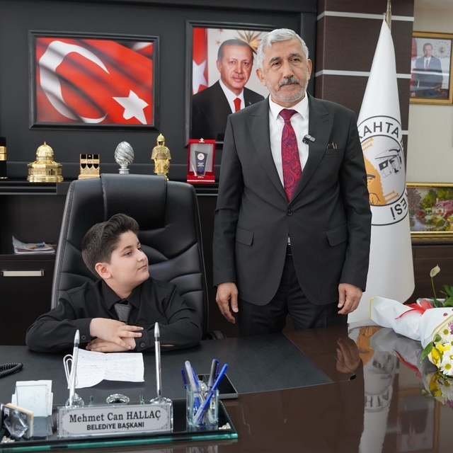 Başkan Hallaç, koltuğunu 10 yaşındaki Ebubekir'e devretti