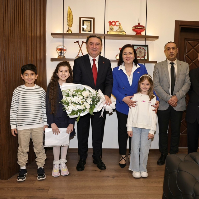 Belediye başkanı koltuğunu Mercan Su Uzun'a devretti