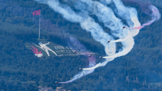'Türk Yıldızları' Çanakkale semalarında nefesleri kesti
