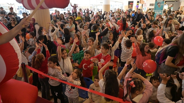 Isparta Belediyesi'nin 23 Nisan etkinliğinde renkli görüntüler
